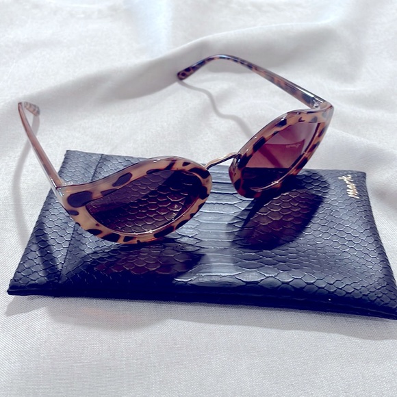 Mark by Avon Unusual Animal Print Cat Eye Women's Sunglasses and Pouch - Picture 1 of 7